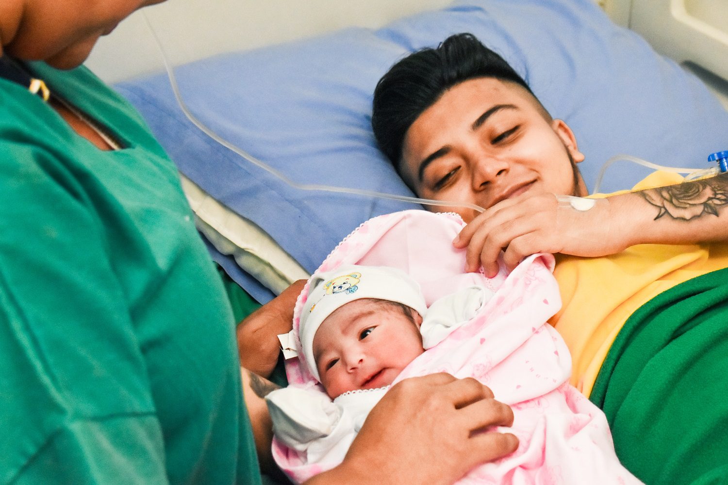 3 Diane Rodriguez Sostiene A Su Hija Recien Nacida Junto A Zack Elias Diane Rodriguez Holds Her Newborn Daughter With Zack Elias